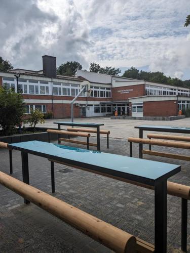 Neuer Schulhof mit Outdoor-Klassenzimmer